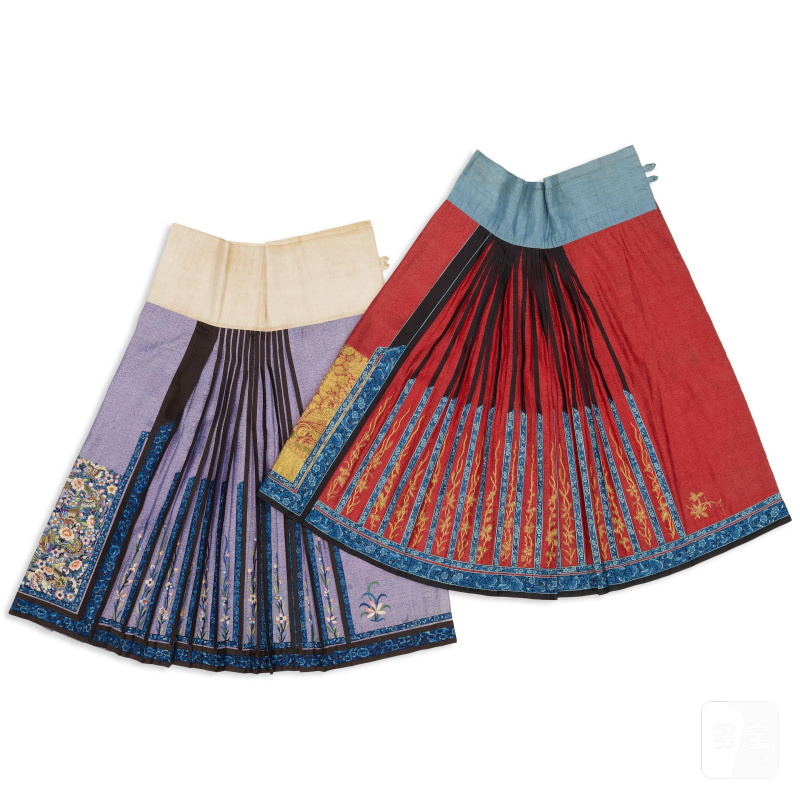 晚清 紅暗花綢盤金綉花馬面裙 淺紫暗花綢綉花馬面裙 | TWO EMBROIDERED AND PLEATED SILK SKIRTS, MAMIAN QUN - 图2